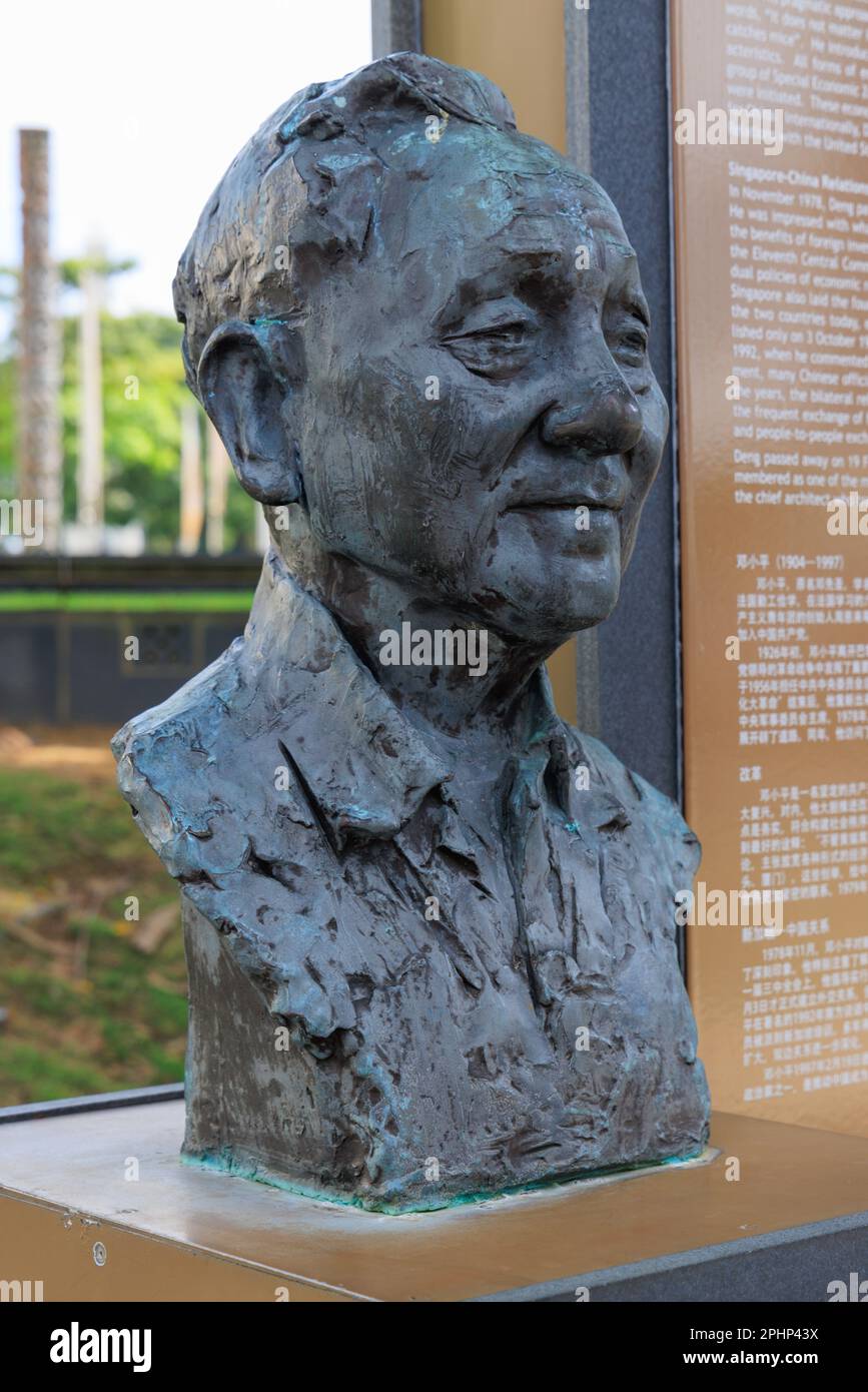 Bronzestatue von Deng Xiaoping vor dem Museum der asiatischen Zivilisationen, Singapur Stockfoto