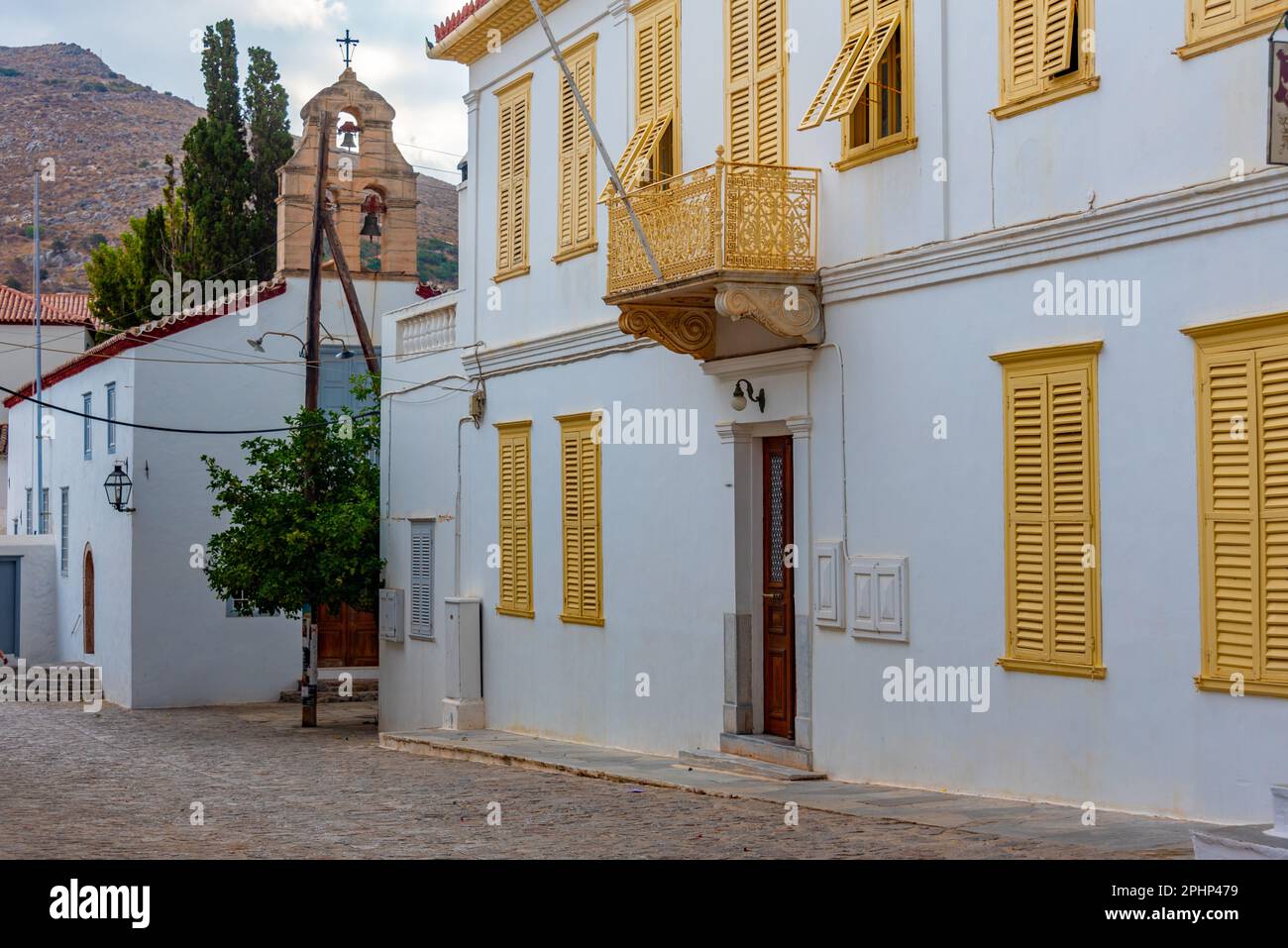 Sommertag auf einer Straße in der griechischen Stadt Hydra. Stockfoto