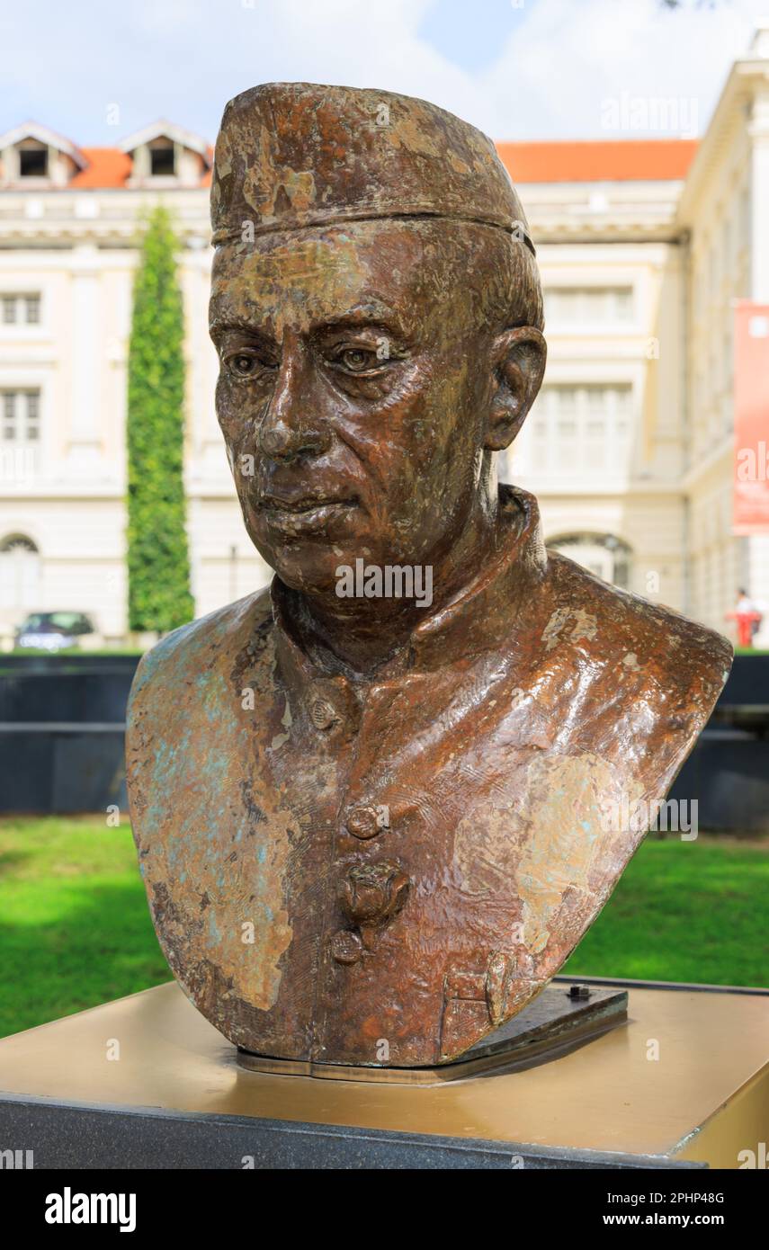 Bronzestatue des indischen Premierministers Jawaharlal Nehru (1889-1964), vor dem Museum der asiatischen Zivilisationen, Singapur Stockfoto