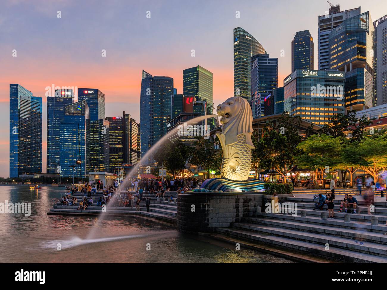 Abendlicher Blick auf den berühmten Merlion und die Skyline von Singapur. Stockfoto
