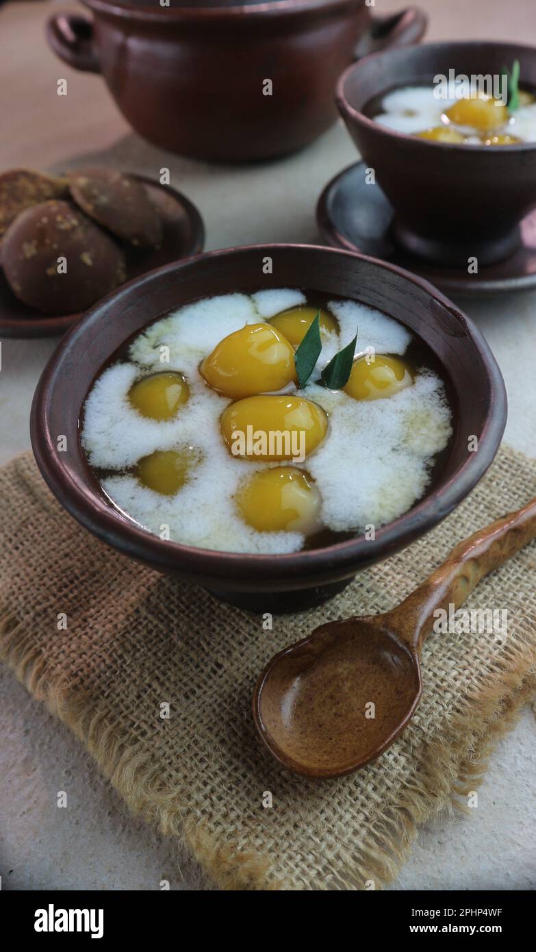 Süßer Haferbrei mit Kokosmilch und brauner Zuckersuppe Stockfoto