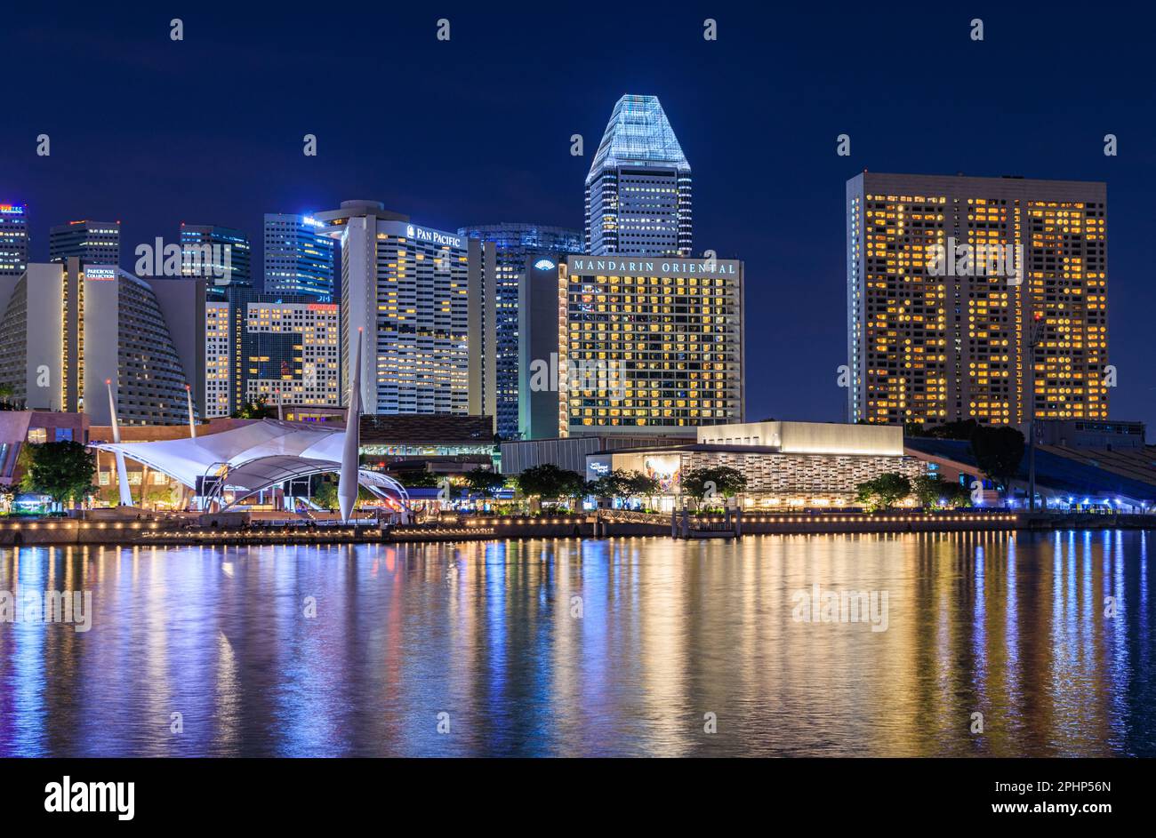 Die Esplanade bei Nacht, Marina Bay, Singapur Stockfoto