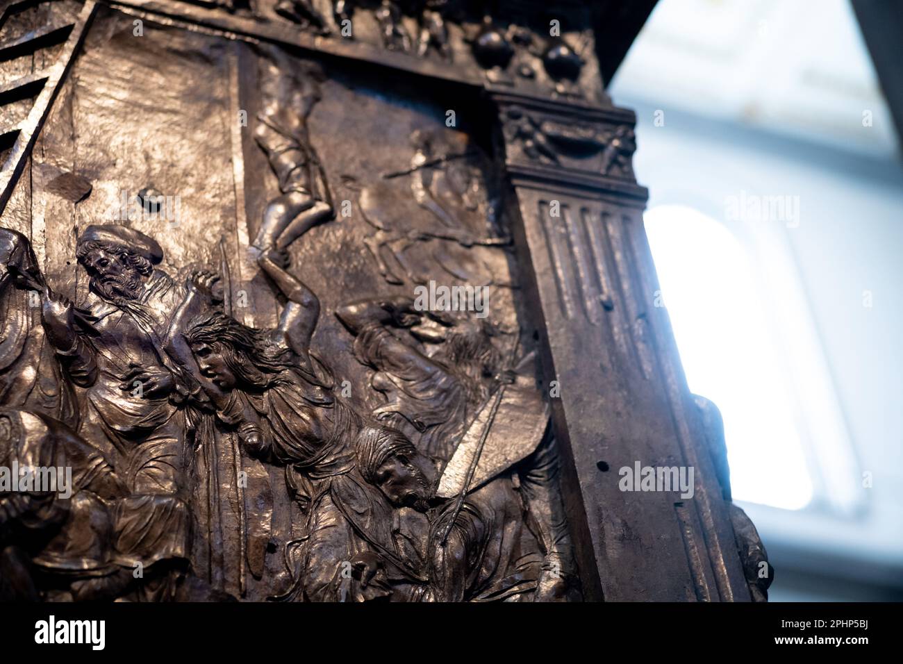 Die Passionskanzel, die von Donatello, einem seiner letzten Werke, in der Kirche San Lorenzo in Florenz begann Stockfoto