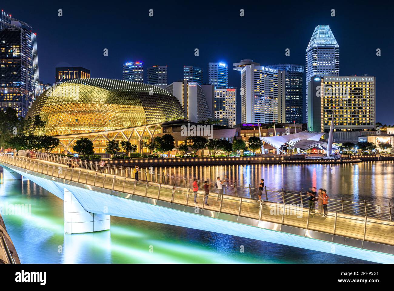 Jubilee Bridge und Konzerthalle bei Nacht, Singapur Stockfoto