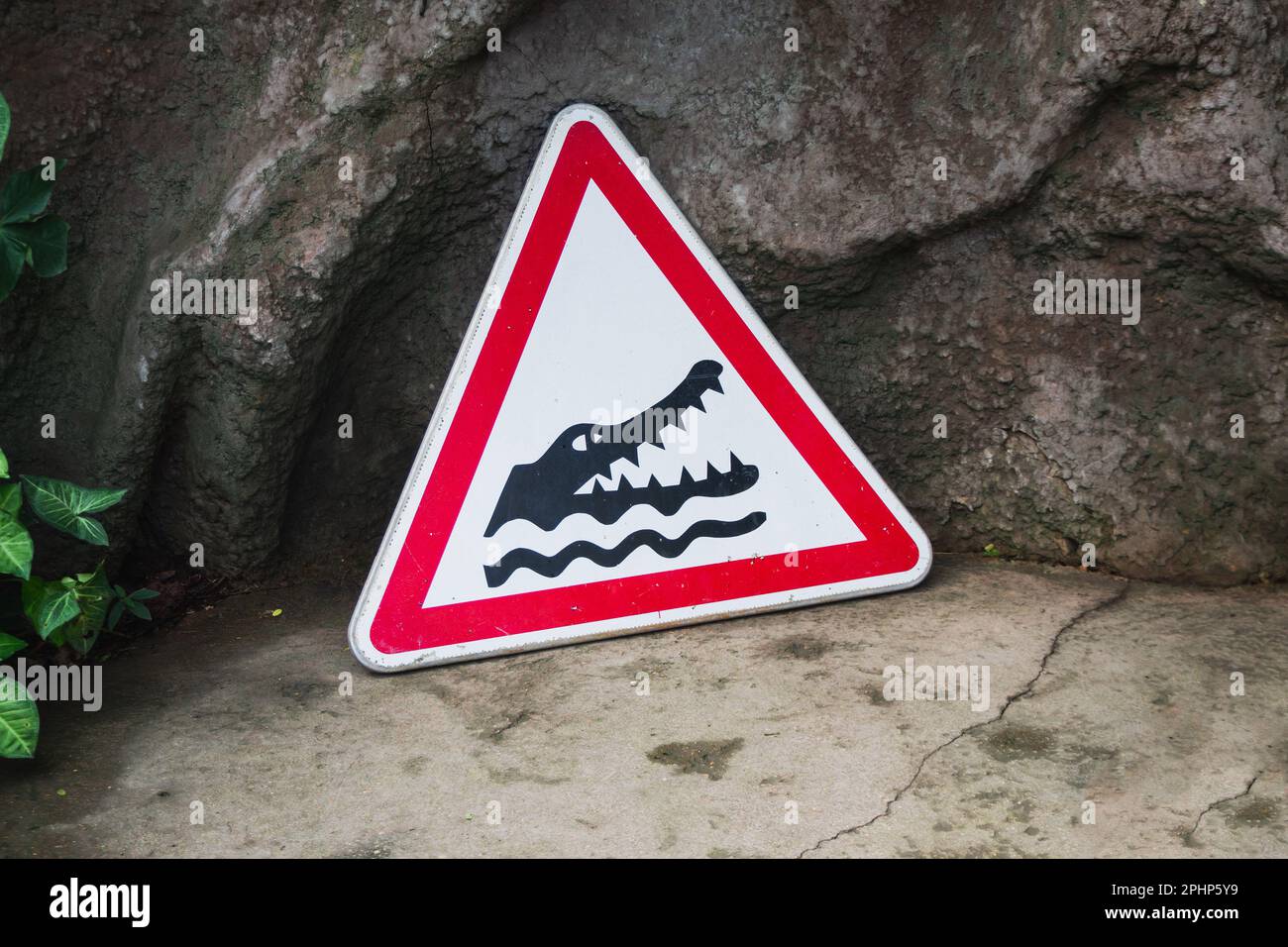 Rotes Straßenschild, Vorsicht vor Krokodilen. Achtung, Krokodile Stockfoto