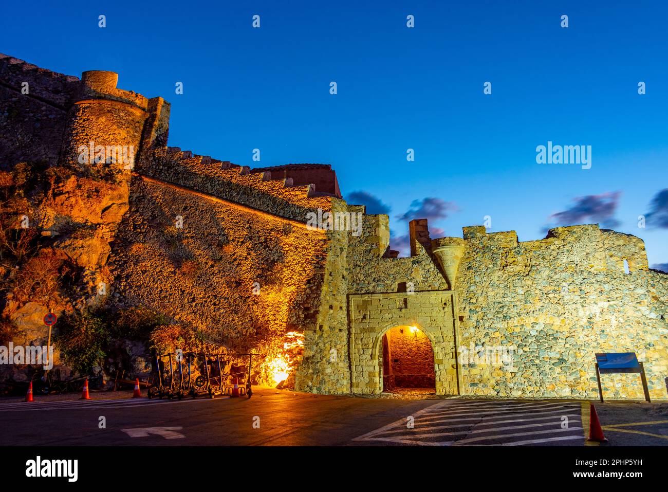 Blick auf den Sonnenaufgang auf ein antikes Tor zur Stadt Monemvasia in Griechenland. Stockfoto