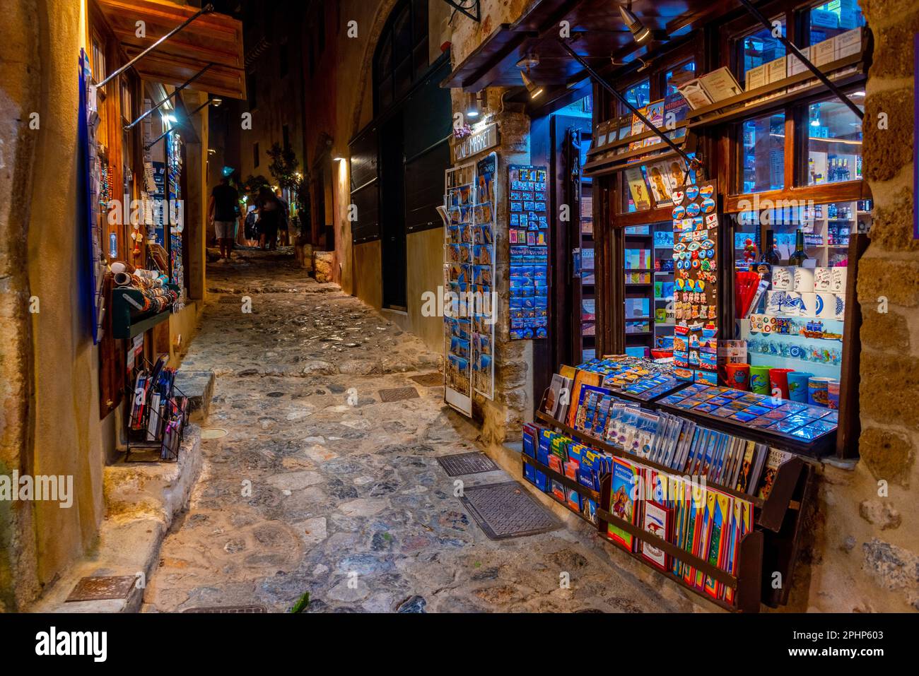 Monemvasia, Griechenland, 5. September 2022: Steinstraße der historischen Stadt Monemvasia in Griechenland. Stockfoto