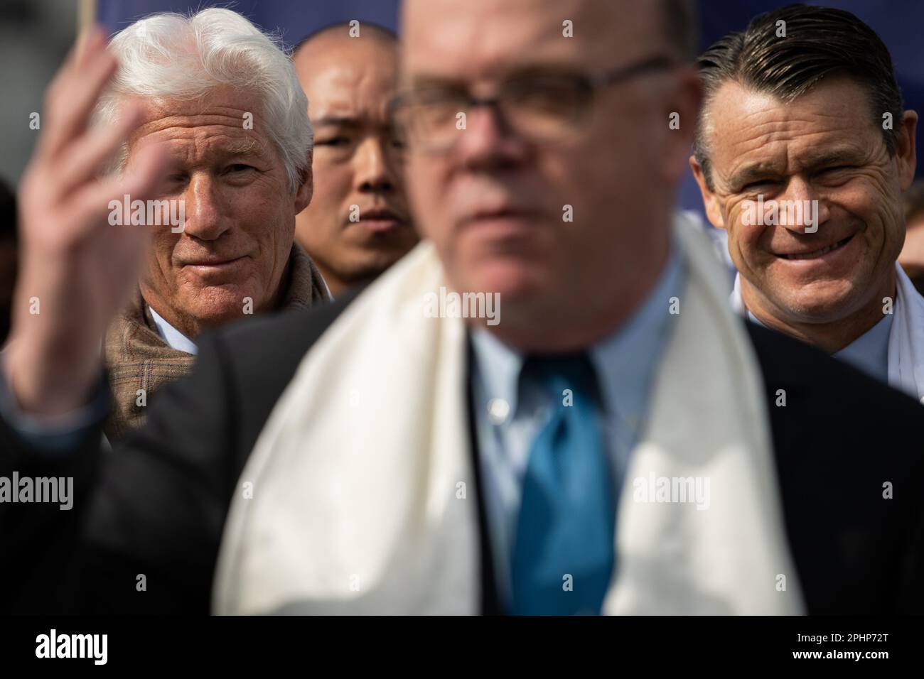 Washington, USA. 28. März 2023. Schauspieler Richard Gere und Senator Todd Young (R-IN) hören dem Repräsentanten Jim McGovern (D-MA) zu, der während einer Pressekonferenz über Tibet mit parteiübergreifenden Gesetzgebern und Aktivisten in den USA zu den Medien spricht Capitol, in Washington, DC, am Dienstag, den 28. März, 2023. (Graeme Sloan/Sipa USA) Kredit: SIPA USA/Alamy Live News Stockfoto