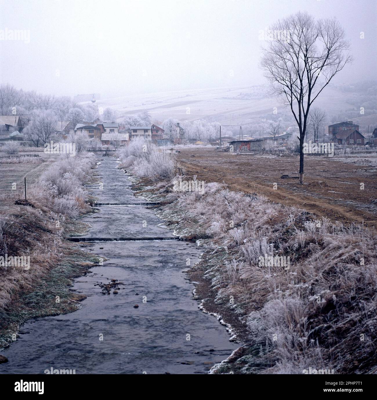 Polen. Winterszene. Blick auf die Stadt Muszyna in der Nähe des Tatra-Gebirges. Stockfoto