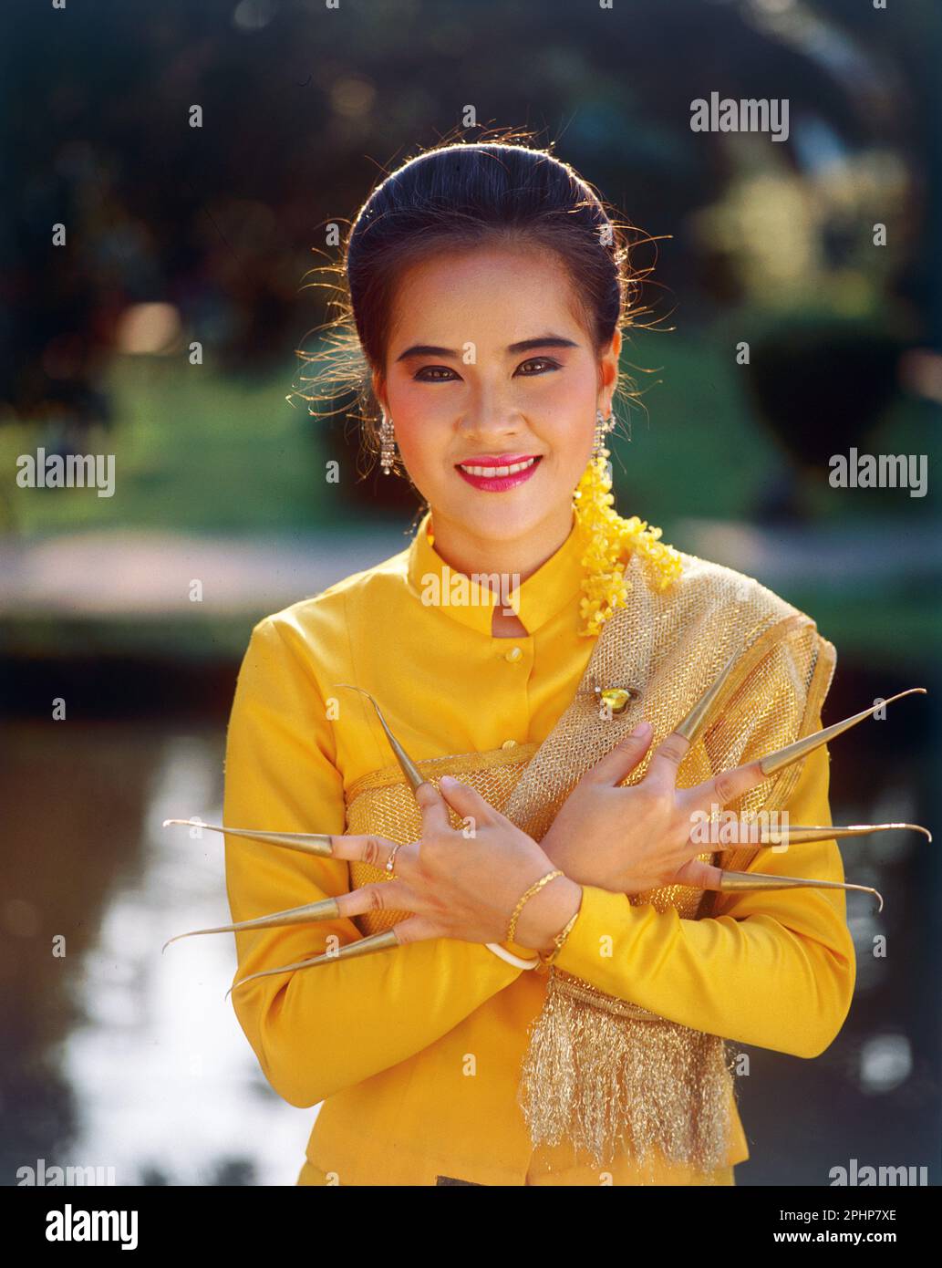 Thailand. Nakhon Pathom. Rosengarten. Junge Frau in traditionellem Thai-Tanzkostüm. Stockfoto