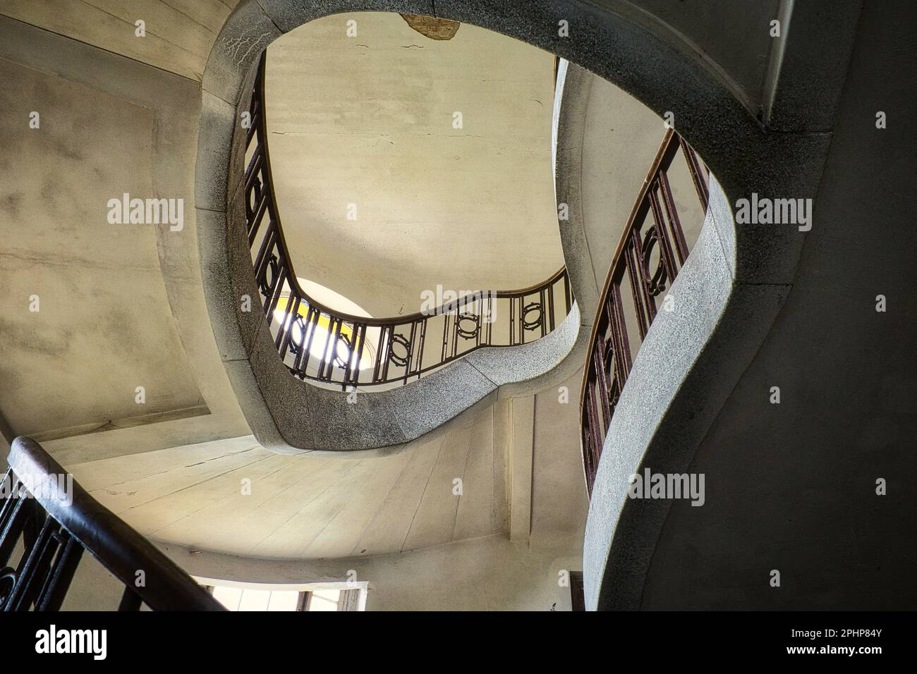 Alte Steintreppe an einem verlassenen Ort mit Blick nach oben Stockfoto