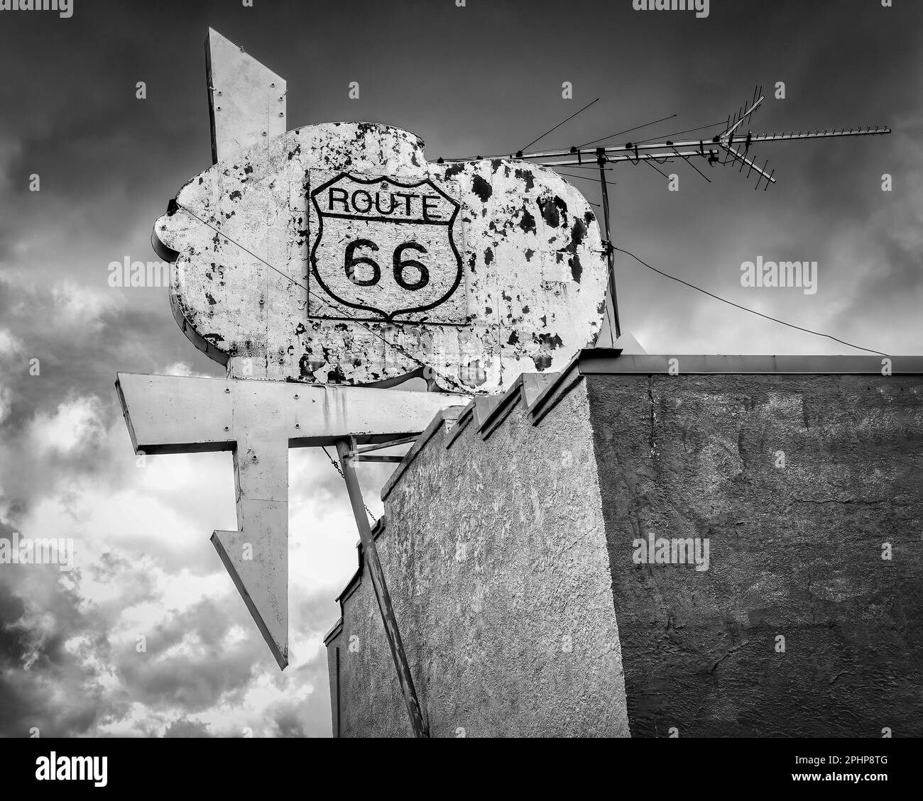 Eine alte Werbung für die historische Route 66 befindet sich auf dem Dach des Gebäudes im ländlichen Ash Fork, Arizona. Stockfoto