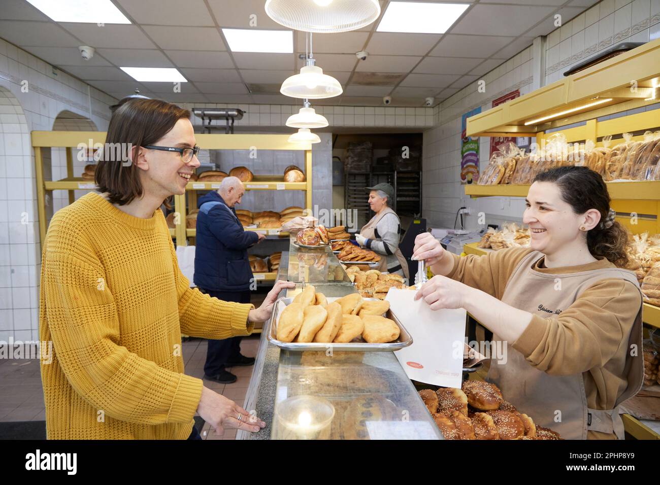 Lebensmittelautor James Read bei Yasar Halim im Grocery and Bakery Store, Green Lanes, Harringay Ladder, London Borough of Haringey, England, Großbritannien. Stockfoto