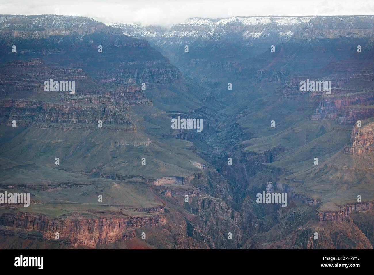 Der Grand Canyon-Nationalpark ist vom Rim Trail am Südrand Arizonas aus zu sehen. Stockfoto