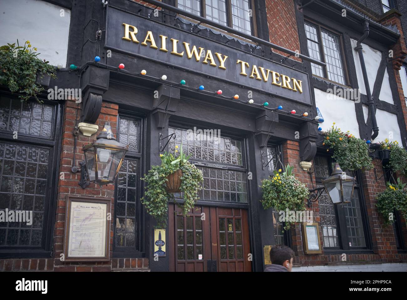 The Railway Tavern Public House in Crouch End Hill, London Borough of Haringey, England, Vereinigtes Königreich. Stockfoto