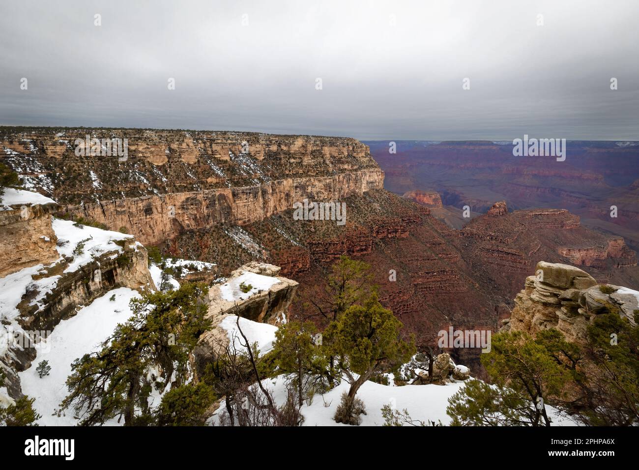 Der Grand Canyon-Nationalpark ist vom Rim Trail am Südrand Arizonas aus zu sehen. Stockfoto