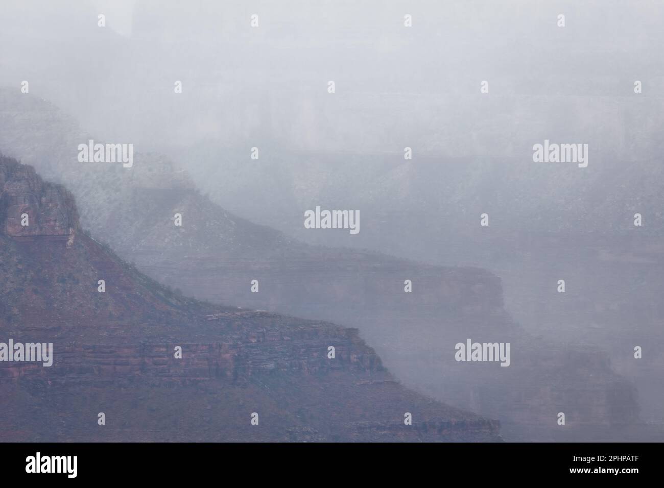 Die Landschaft des Grand Canyon-Nationalparks, inmitten eines Nebelnebels, vom Hopi Point am Südrand Arizonas. Stockfoto