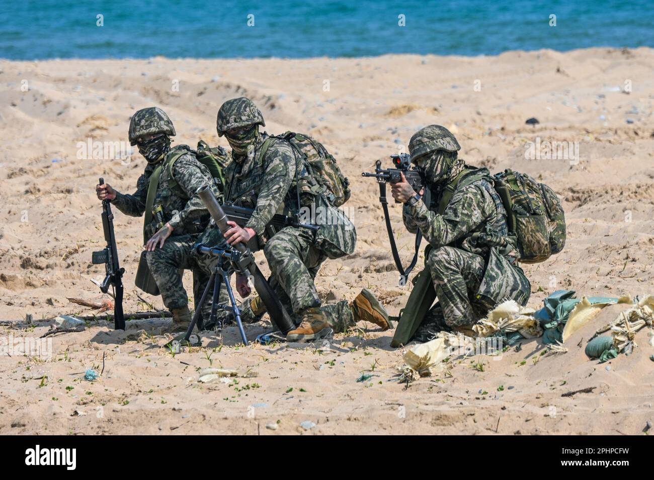 Pohang, Südkorea. 29. März 2023. Südkoreanische Marines zielen am 29. März 2023 in Pohang, Südkorea, in einer Strandlandungsübung auf Waffen. Die Vereinigten Staaten und Südkorea veranstalten zum ersten Mal seit fünf Jahren die Ssangyong-Übung zum amphibischen Angriff, inmitten einer wachsenden Bedrohung durch Nordkorea. Foto: Thomas Maresca/UPI Credit: UPI/Alamy Live News Stockfoto