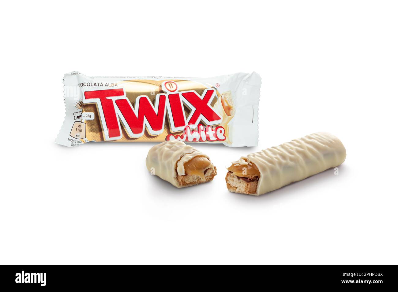 CHISINAU, MOLDAWIEN - 12. MÄRZ 2023: Weiße Twix-Karamell-Shortbread-Schokolade isoliert auf weißem Hintergrund. Twix ist eine Marke amerikanischer Unternehmen Stockfoto