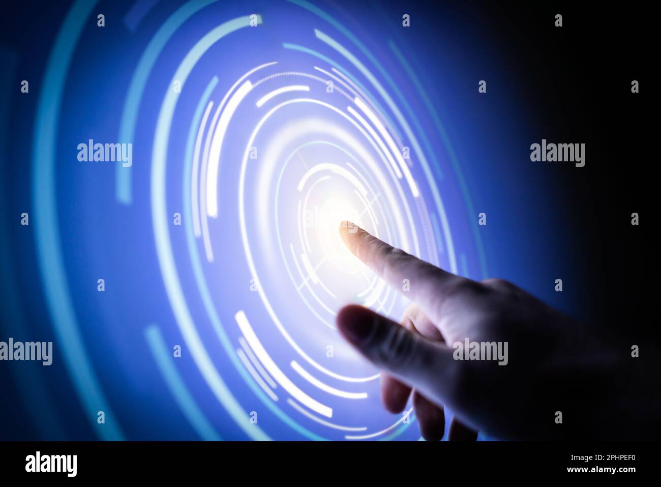Touch-Technologie für die Zukunft. Digitales Netzwerk, Metaverse oder wissenschaftlich-technische Innovation. Futuristische Hologramm-Anzeige. Finger im abstrakten virtuellen Kreis. Stockfoto