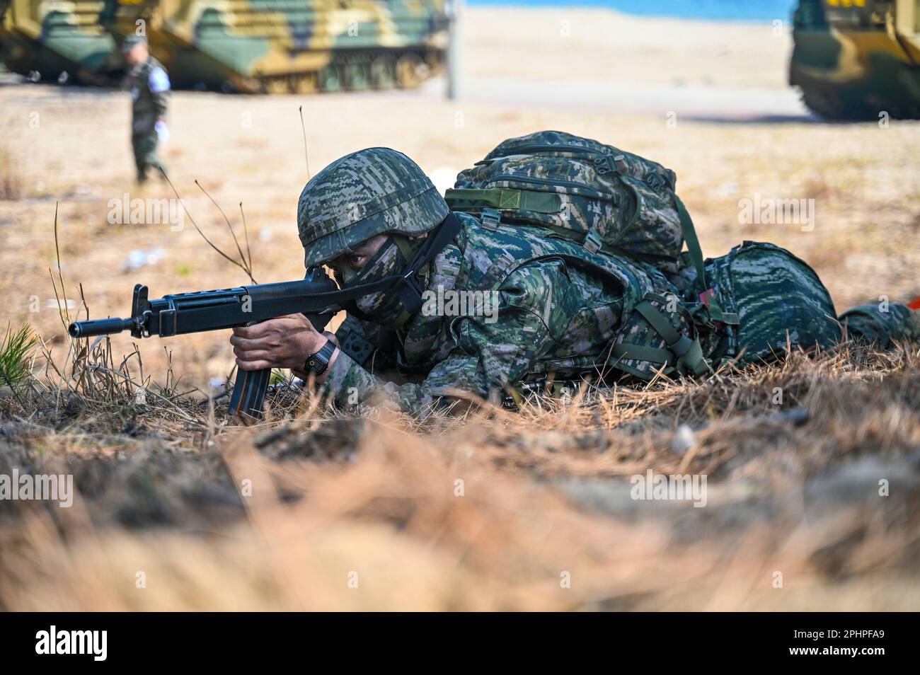 Pohang, Südkorea. 29. März 2023. Ein südkoreanischer Marine zielt am 29. März 2023 in Pohang, Südkorea, auf eine Waffe in einer Landungsübung am Strand. Die Vereinigten Staaten und Südkorea veranstalten zum ersten Mal seit fünf Jahren die Ssangyong-Übung zum amphibischen Angriff, inmitten einer wachsenden Bedrohung durch Nordkorea. Foto: Thomas Maresca/UPI Credit: UPI/Alamy Live News Stockfoto