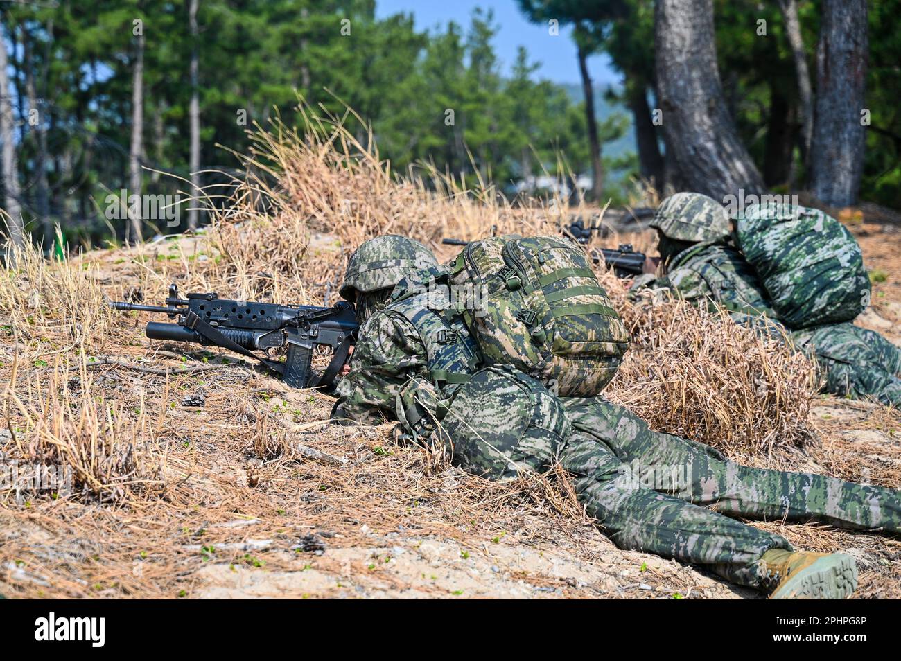 Pohang, Südkorea. 29. März 2023. Südkoreanische Marines zielen am 29. März 2023 in Pohang, Südkorea, in einer Strandlandungsübung auf Waffen. Die Vereinigten Staaten und Südkorea veranstalten zum ersten Mal seit fünf Jahren die Ssangyong-Übung zum amphibischen Angriff, inmitten einer wachsenden Bedrohung durch Nordkorea. Foto: Thomas Maresca/UPI Credit: UPI/Alamy Live News Stockfoto