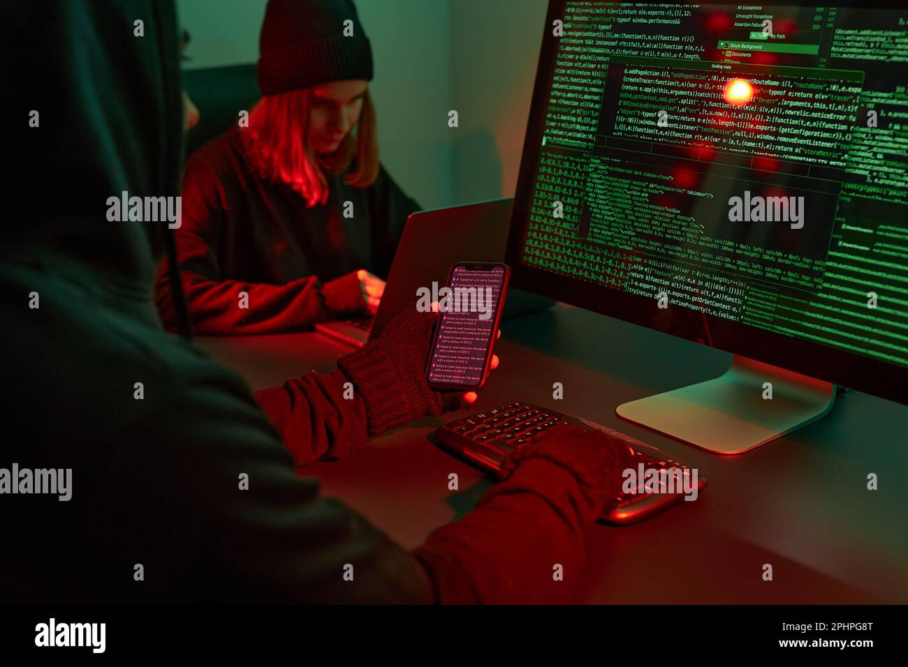 Anonyme Menschen benutzen Computer und Programmierung, um Code zu knacken. Cyberbedrohung. Internet- und Netzwerksicherheit. Zugriff auf private Informationen. An Stockfoto