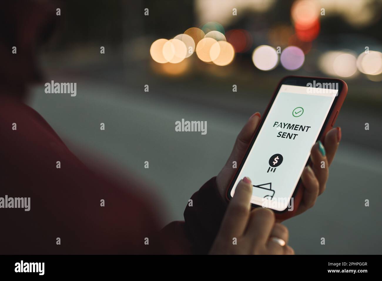 Geldtransfer. Online-Banking. Person, die Geld online überweist, indem sie Anwendungen verwendet, um Geld auf Smartphones zu senden und zu empfangen. Smartphone-Display Stockfoto