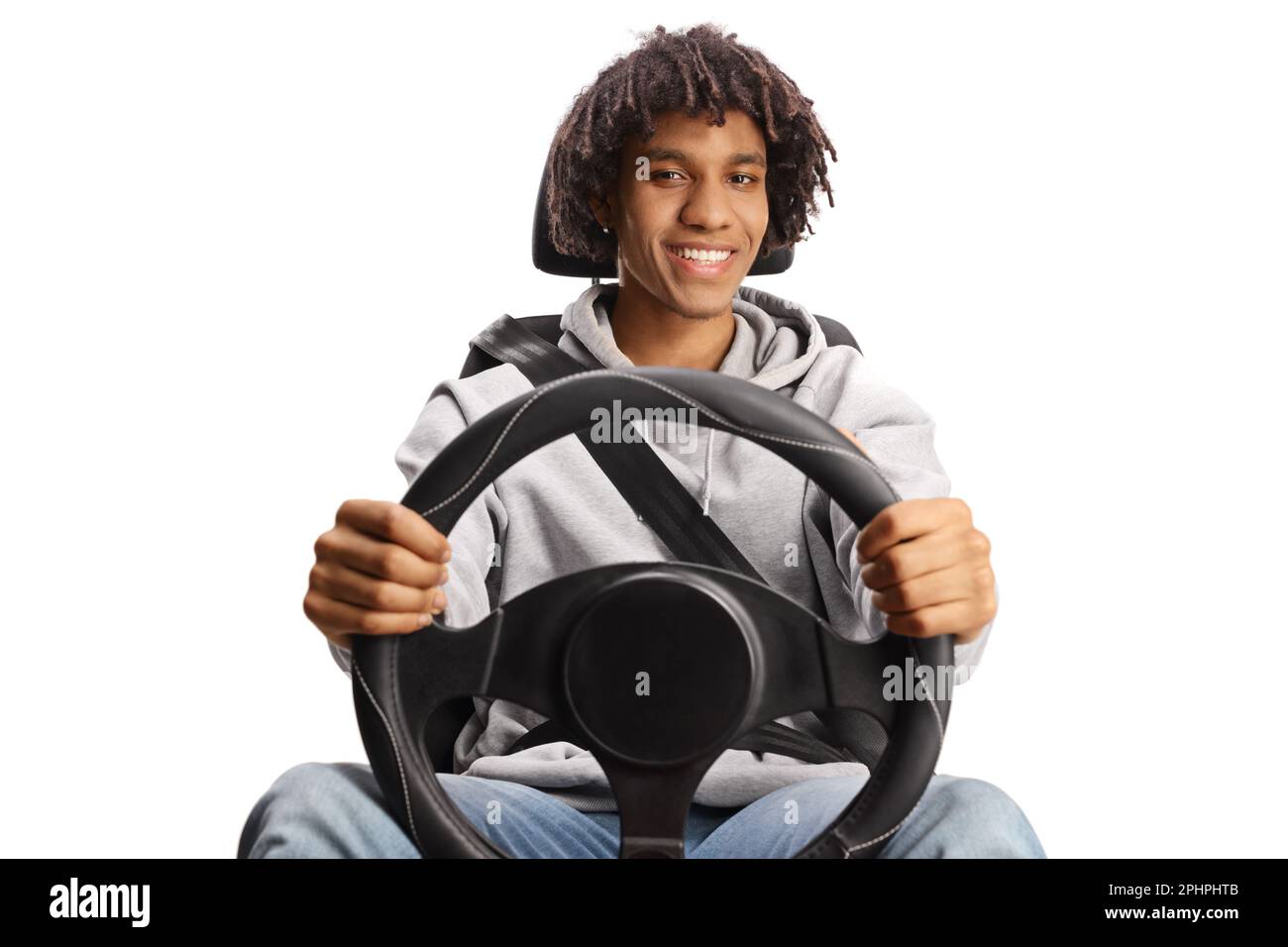 afroamerikanischer junger Fahrer sitzt auf einem Autositz und hält ein Lenkrad isoliert auf weißem Hintergrund Stockfoto