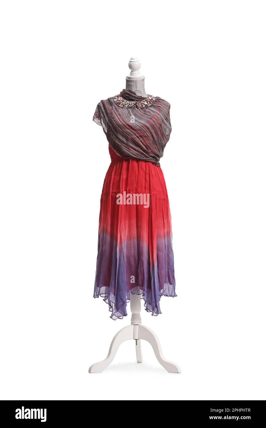 Rotes Kleid mit Schal auf Puppenpuppe isoliert auf weißem Hintergrund Stockfoto
