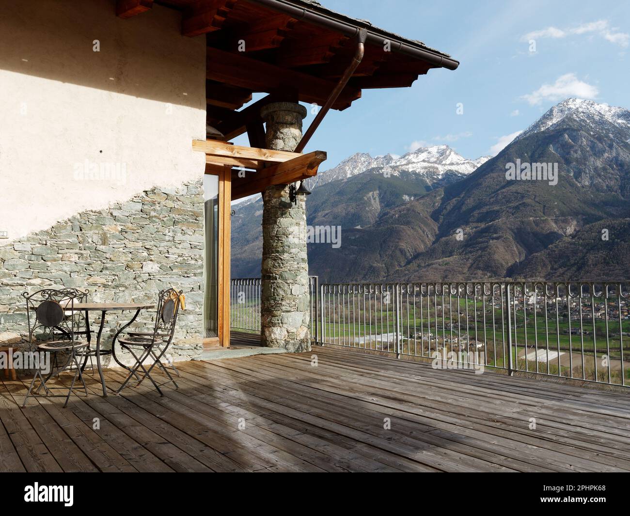 Blick von der Terrasse des Les Granges Farmhouse in der Nähe von Nus & Fenis auf die schneebedeckten Berge in den alpen über der Stadt Fenis Stockfoto