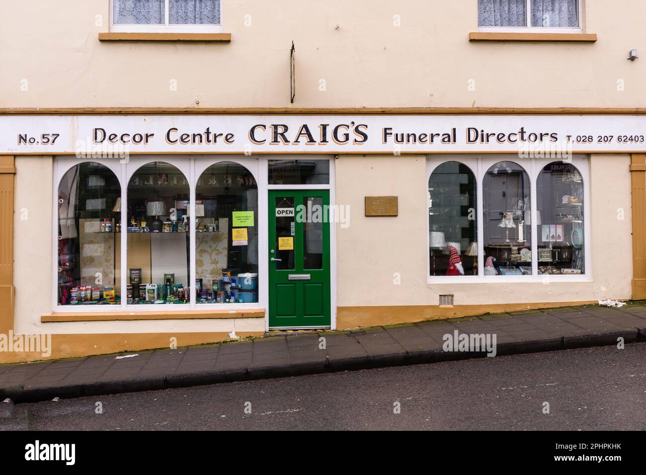 Eine ungewöhnliche Kombination aus Dekorationszentrum und Bestattungsdirektoren, Ballymoney, Nordirland Stockfoto