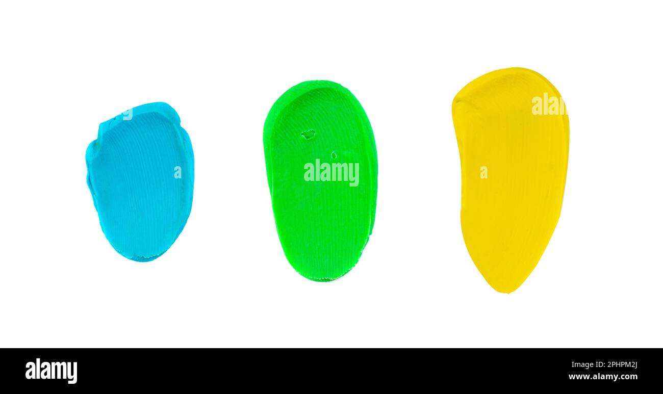 Blau, Grün, Gelb, isolierter Kunststoffausstrich, verschmierte Modelliertontextur, Kreativität Modelliermaterial, Tonteig, Kunststoff auf weißem Hintergrund Stockfoto