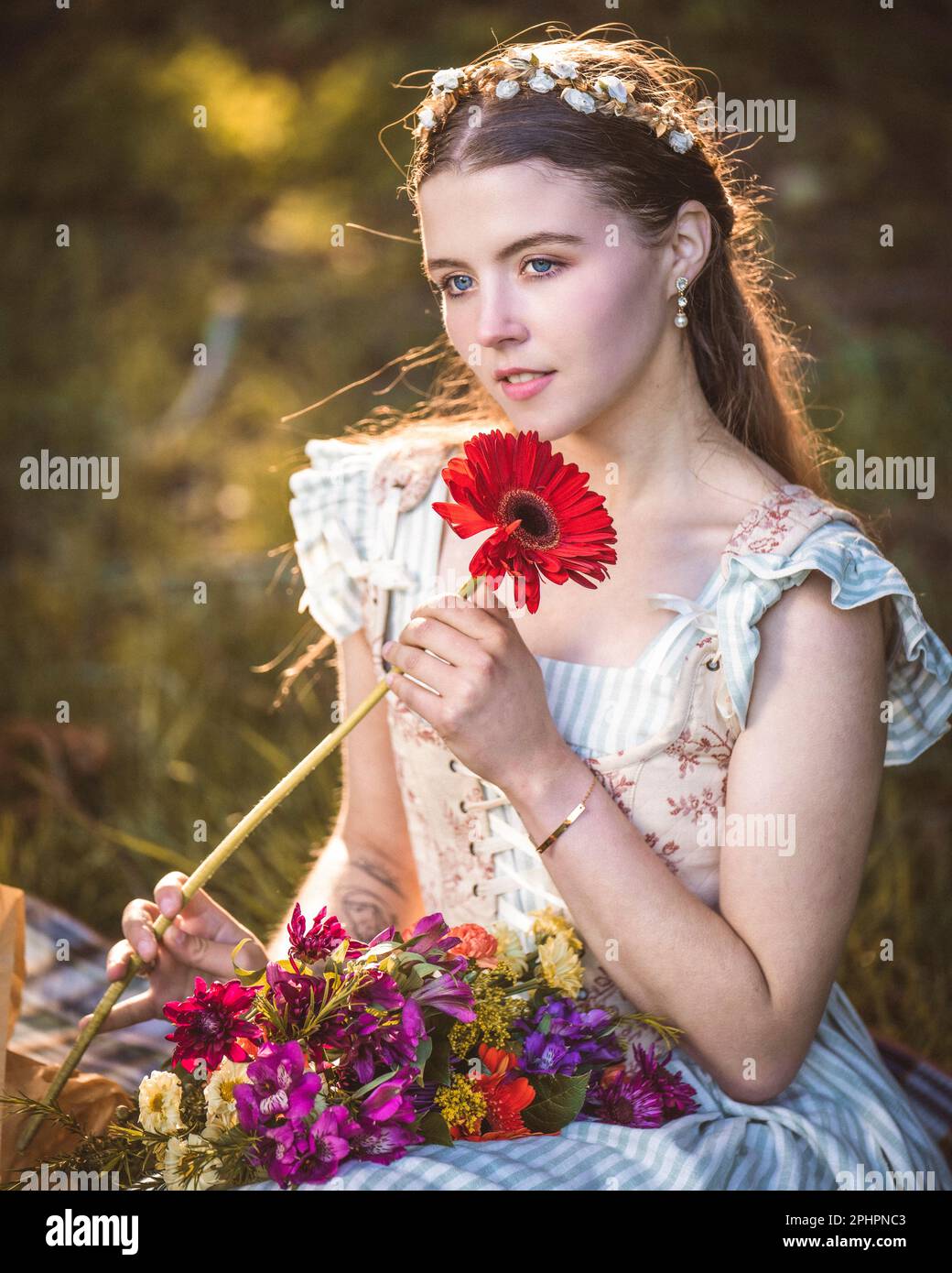Blumenstrauß mit sitzender Frau | Märchenbuch Prinzessinnen Korsett - Schnürung vorne geschlossen | Blumendekor Haarband Stockfoto