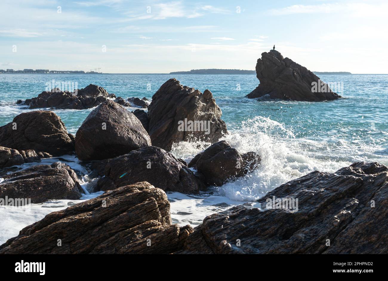 Schäumende Wellen, Sturm auf Rocky Beach Texture Hintergrund, Blauer Ozean Wasser, Rocky Shore Muster, Stone Shoreline, Urlaubskonzept Stockfoto