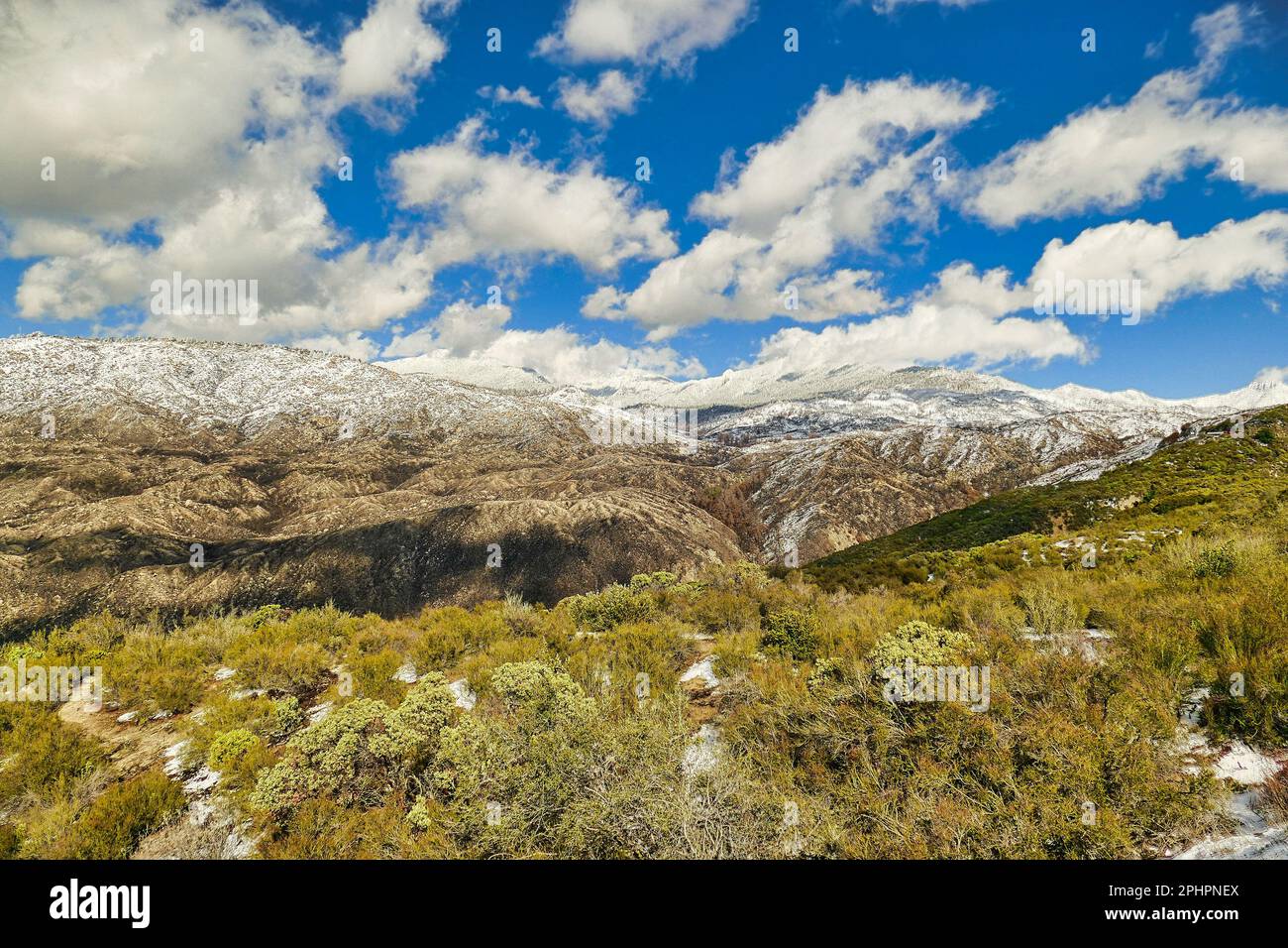 Die schneebedeckten San Jacinto Mountains an einem Wintertag, vom Pines zum Palms Highway, Südkalifornien, USA. Stockfoto