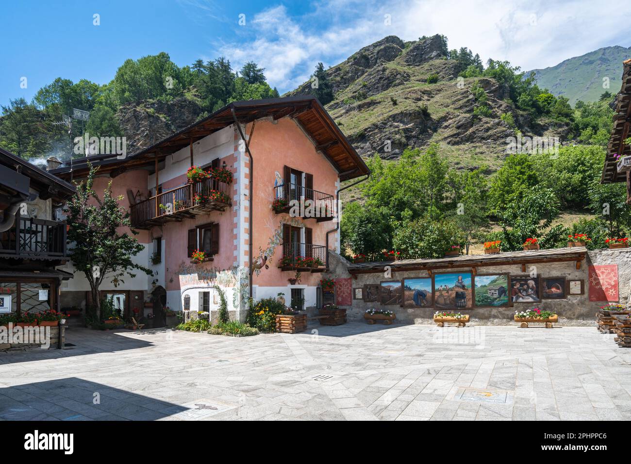 Blick auf Usseaux, ein malerisches Bergdorf in Val Chisone, Piemont, Italien Stockfoto
