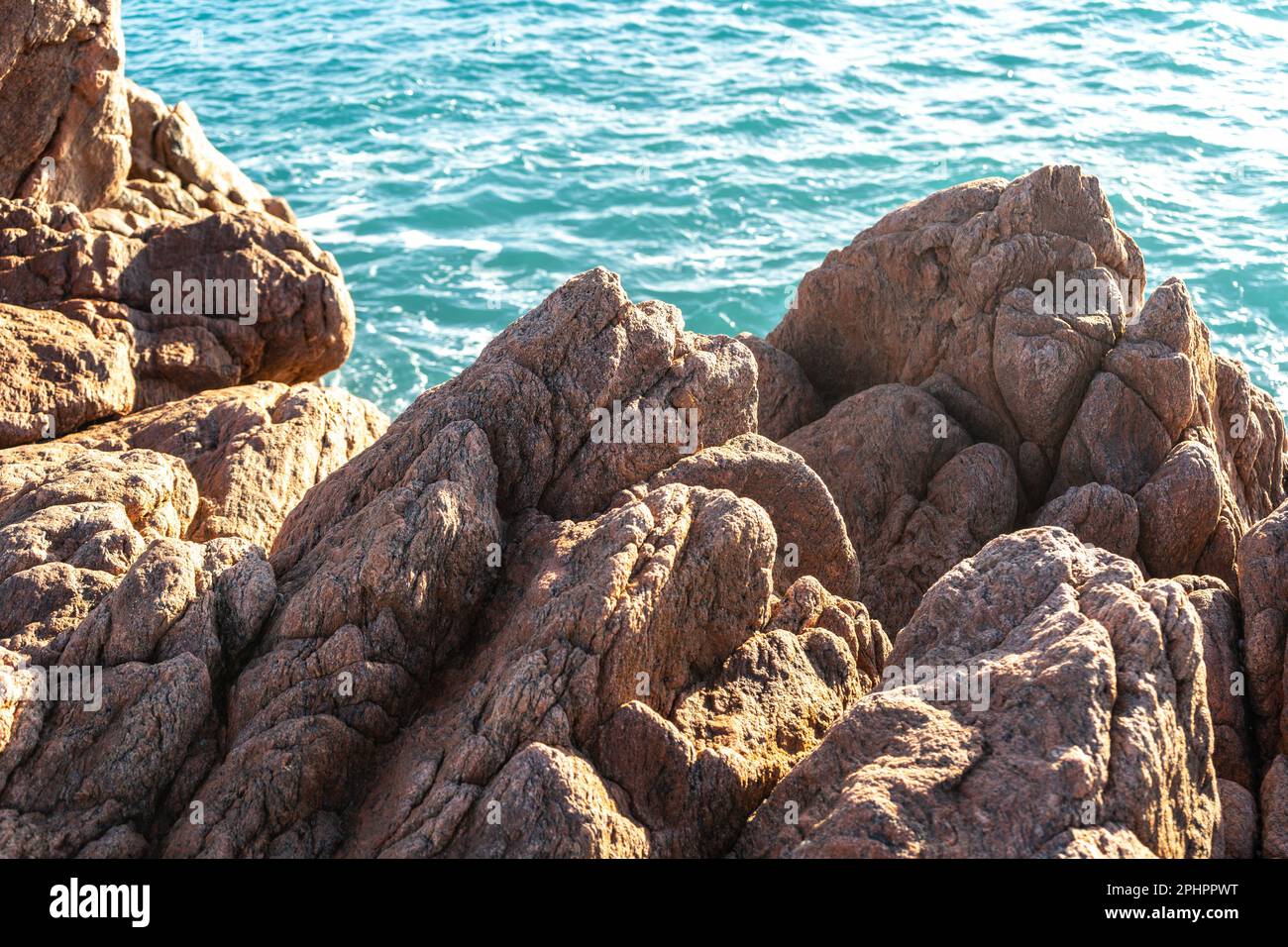 Schäumende Wellen, Sturm auf Rocky Beach Texture Hintergrund, Blauer Ozean Wasser, Rocky Shore Muster, Stone Shoreline, Urlaubskonzept Stockfoto