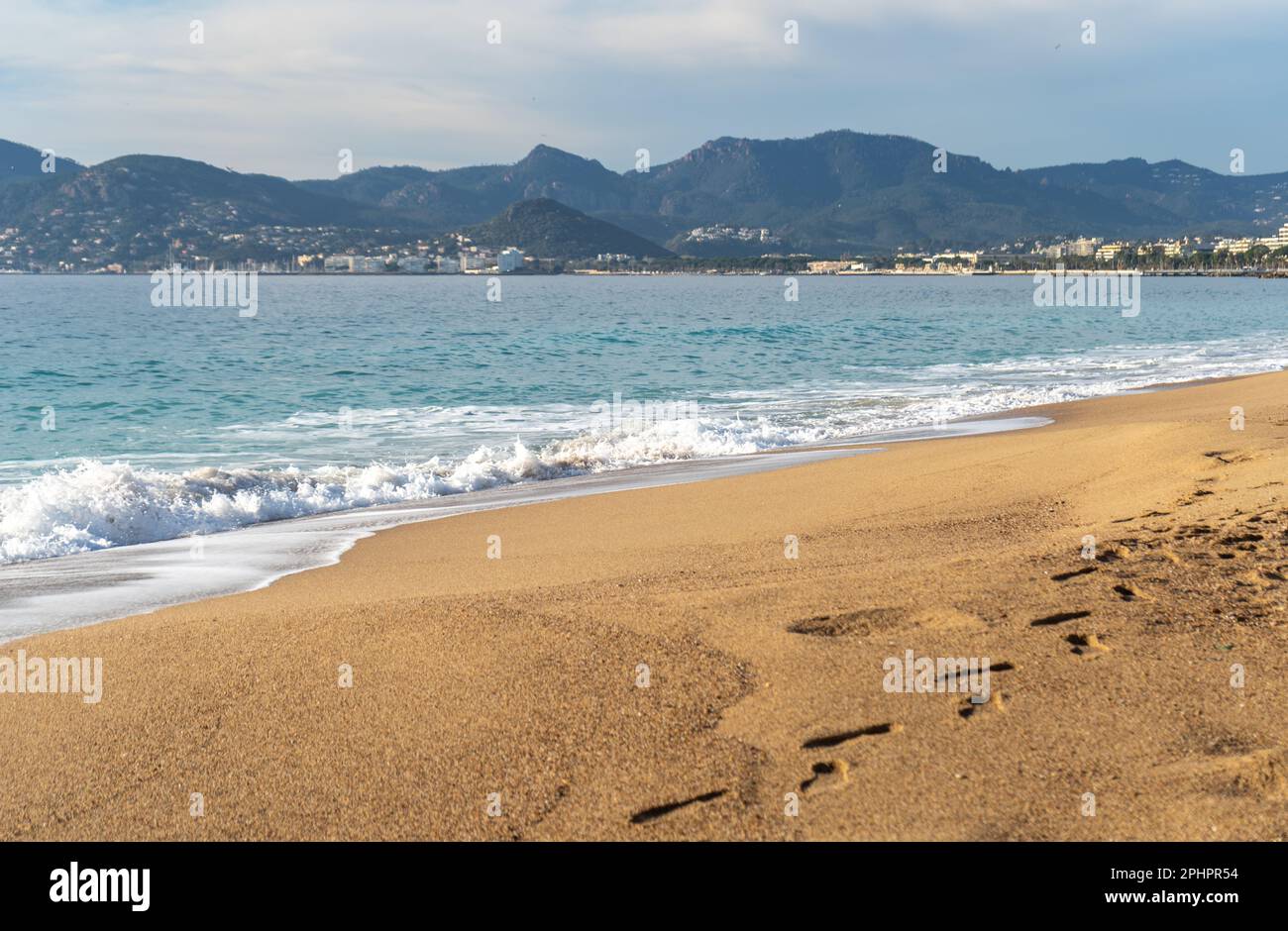 Meereswellen am Sandstrand Hintergrund, transparentes Ozeanwasser, Blauer Himmel, Golden Sunny Shore Muster, Summer Mockup mit Copy Space Stockfoto