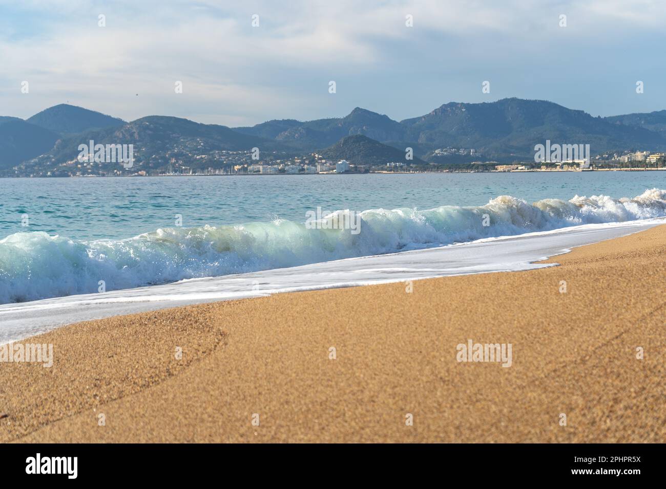 Meereswellen am Sandstrand Hintergrund, transparentes Ozeanwasser, Blauer Himmel, Golden Sunny Shore Muster, Summer Mockup mit Copy Space Stockfoto