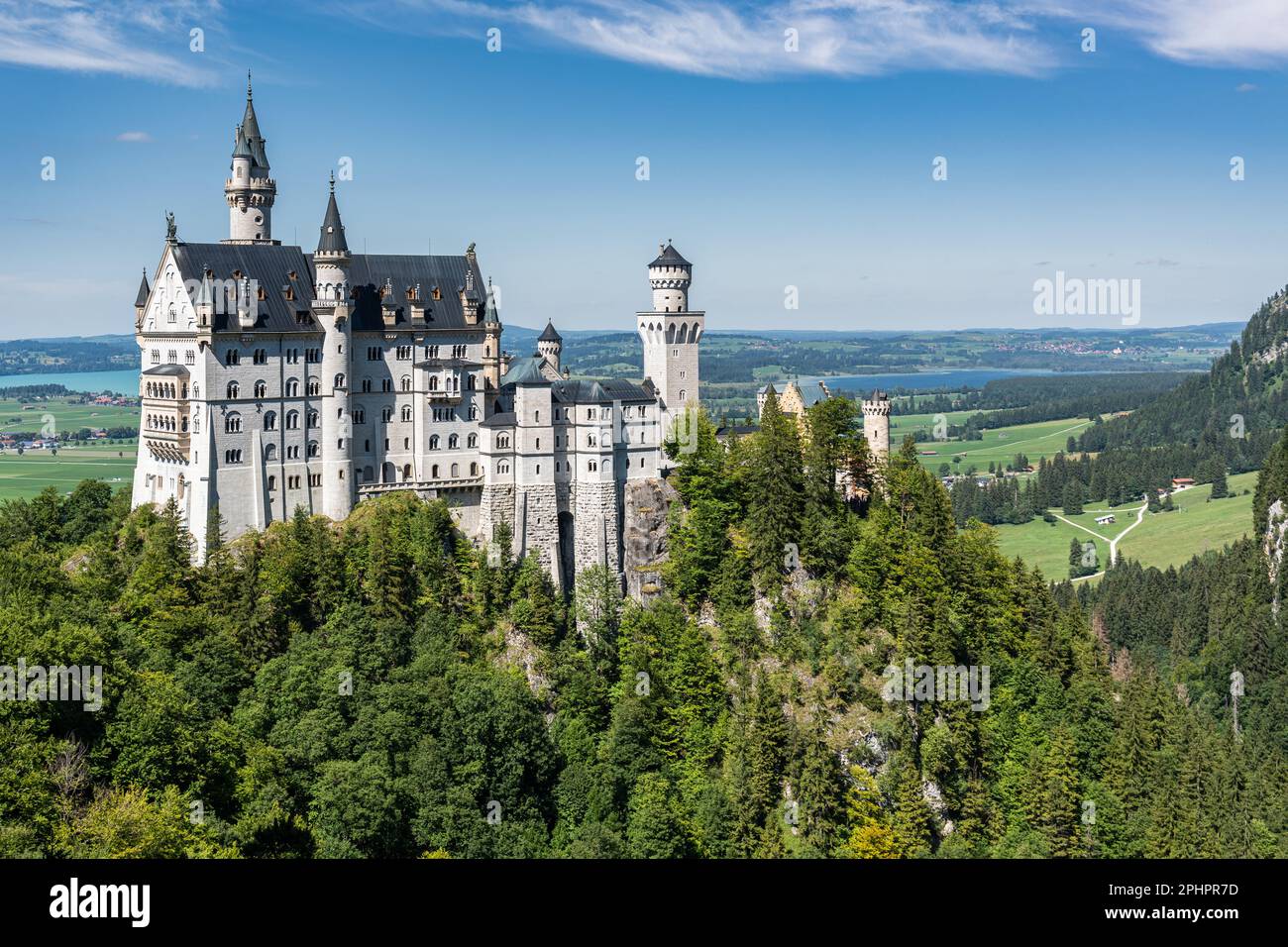 Blick auf das Schloss Neuschwanstein, eines der berühmtesten und berühmtesten Schlösser Deutschlands in den Bayerischen alpen Stockfoto