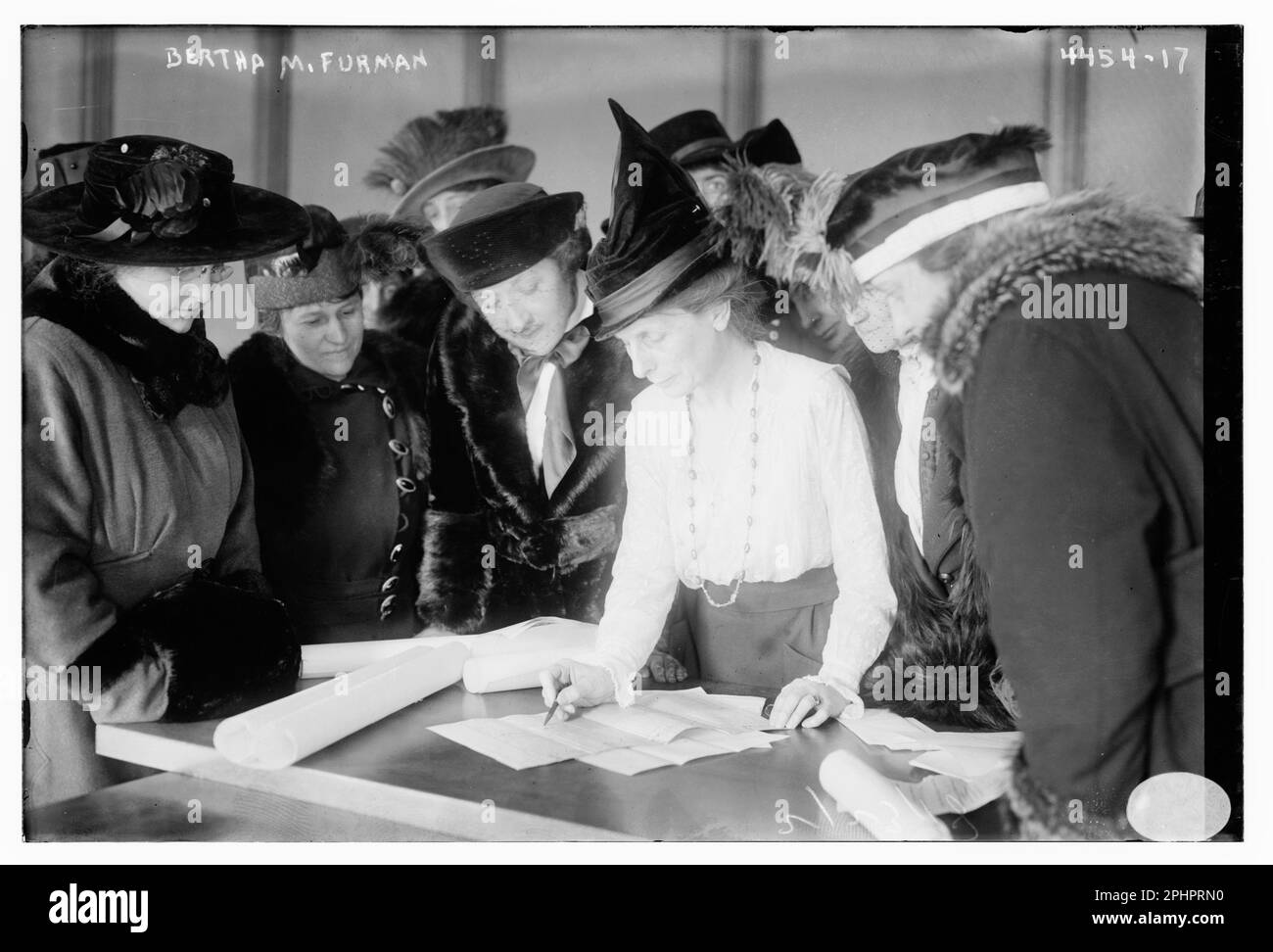 Suffragistin und Aktivistin Bertha Furman (Zentrum) (d. 1930), unterrichtet die Gruppe der Frauen, wie man wählt, Washington, DC, 2/22/1918. (Foto: Bain News Service Stockfoto