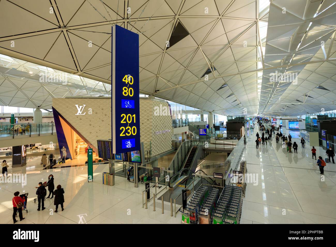 Hongkong - 28. Februar 2023: Außenansicht eines luxuriösen Markengeschäfts in der Abflughalle des internationalen Flughafens Hongkong. Stockfoto