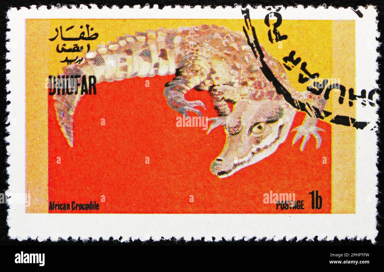 MOSKAU, RUSSLAND - 25. MÄRZ 2023: Poststempel gedruckt in Dhufar zeigt afrikanisches Krokodil, Reptilienserie, ca. 1972 Stockfoto