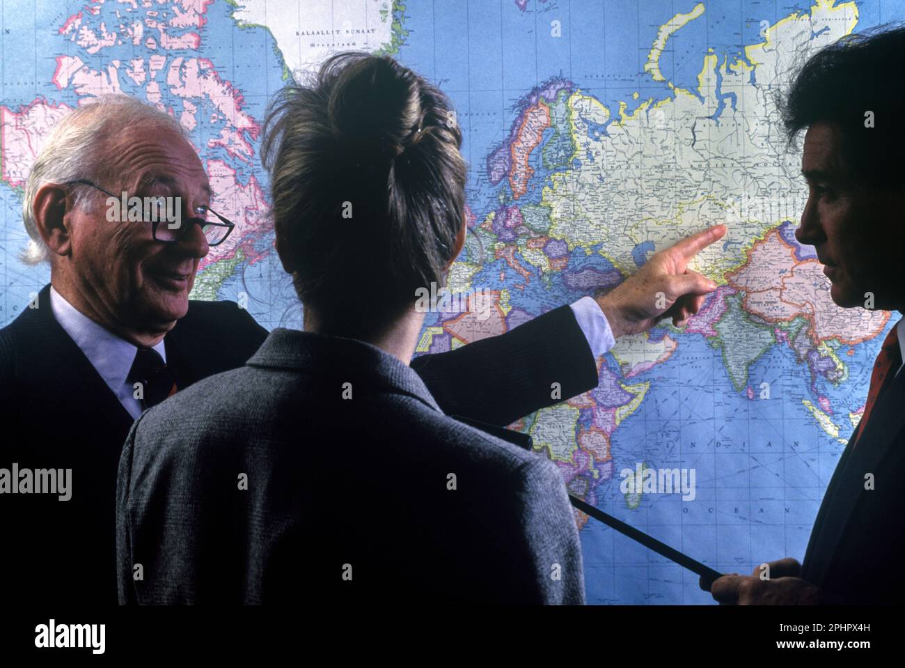 1990 GESCHICHTSTRÄCHTIGE BÜROANGESTELLTE ZEIGEN AUF DER WELTKARTE DER UNION DER SOZIALISTISCHEN SOWJETREPUBLIKEN („RAND MCNALLY 1990“) Stockfoto
