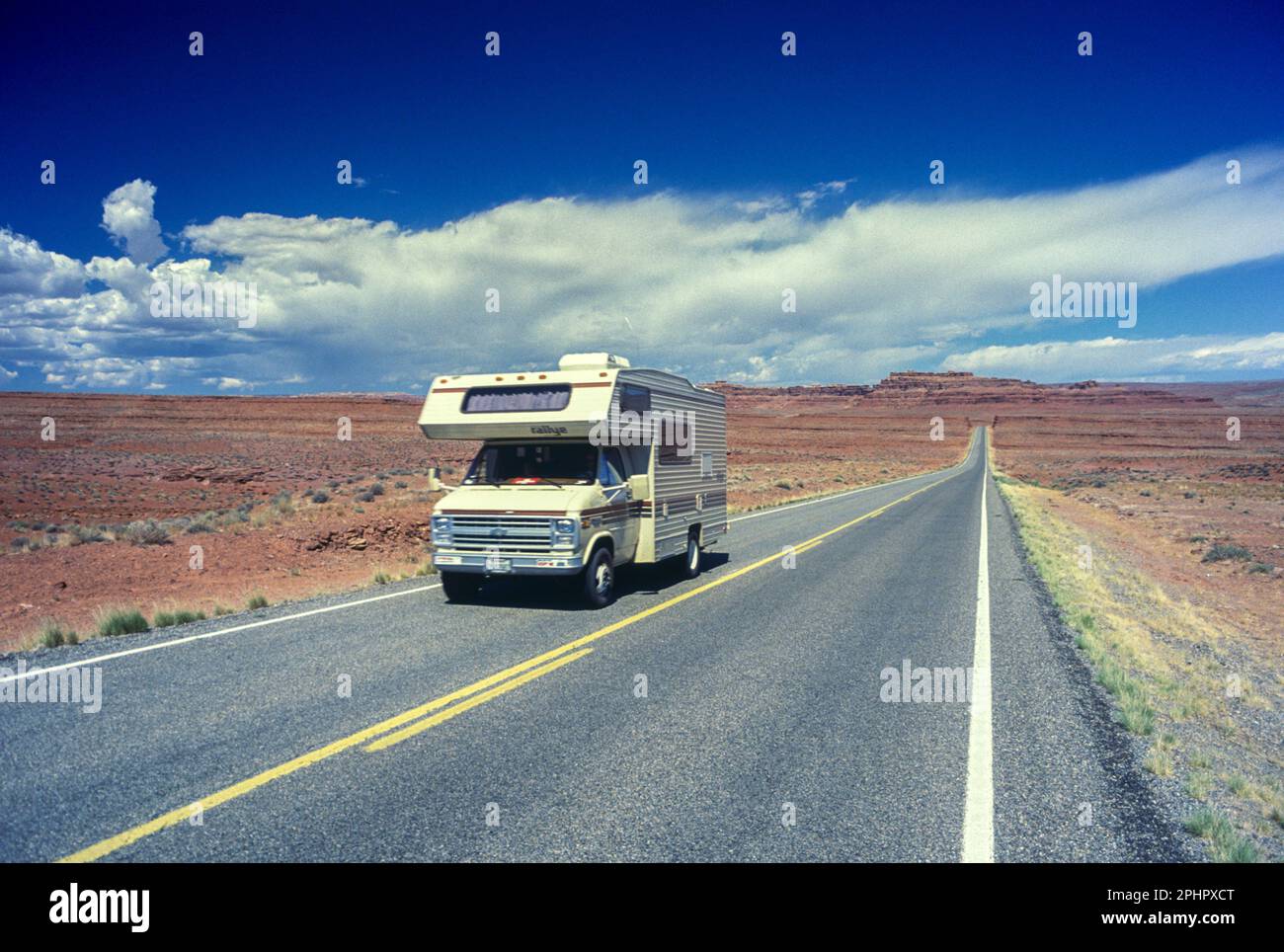1990 HISTORISCHES FREIZEITFAHRZEUG, DAS AUF EINER LEEREN, GERADEN STRASSE DURCH ARIZONA USA FÄHRT Stockfoto