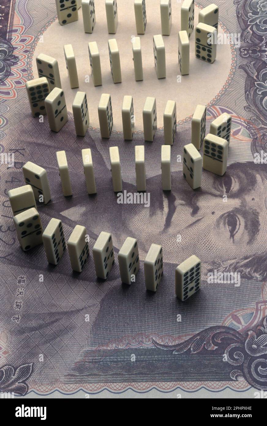 1991 HISTORISCHE LINIE VON DOMINOS AUF EINER GROSSEN 10000 YEN NOTE Stockfoto