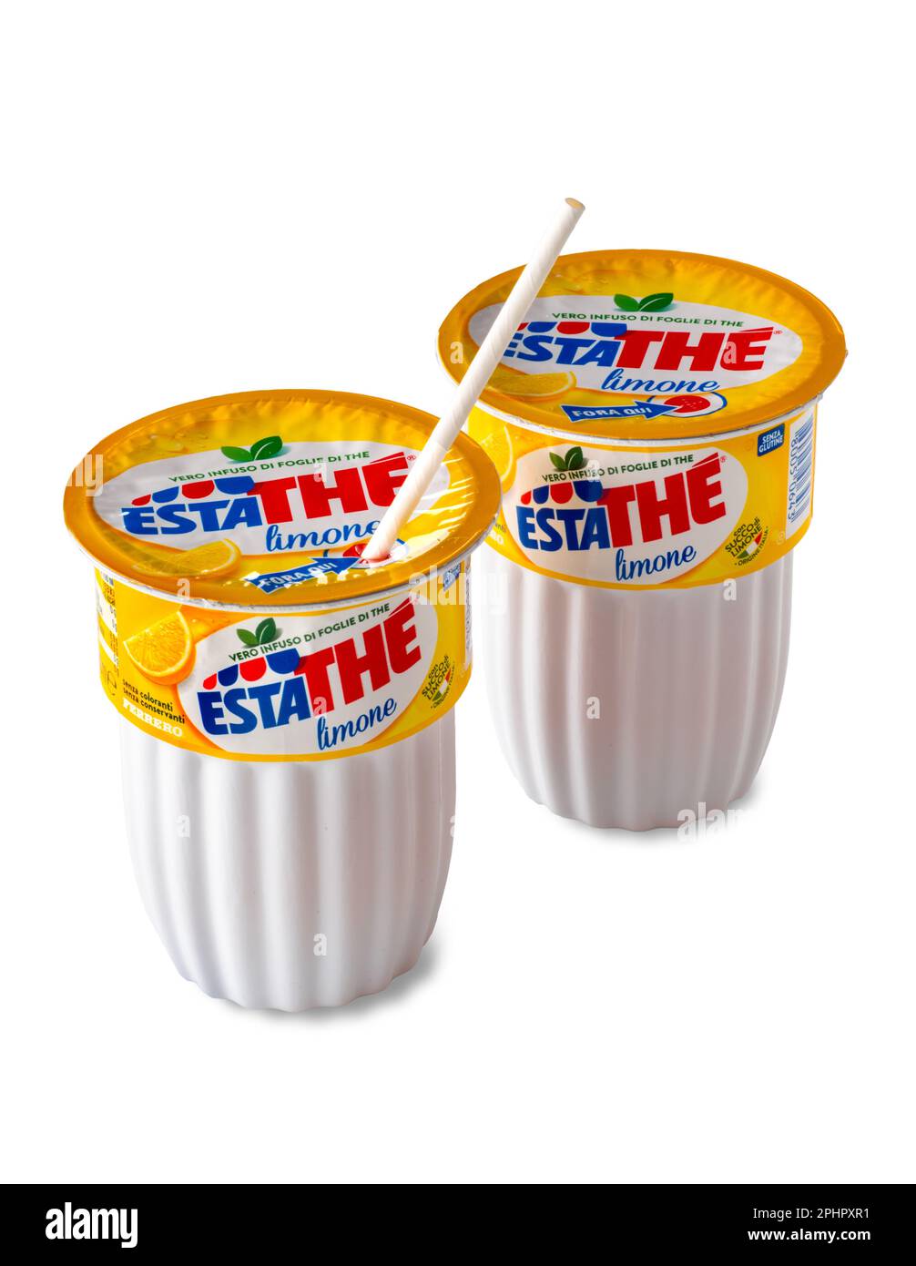Alba, Italien - 29. März 2023: Packung mit Estathe Ferrero Zitronentee mit Papierstroh, isoliert auf weiß, mit Schneideweg Stockfoto