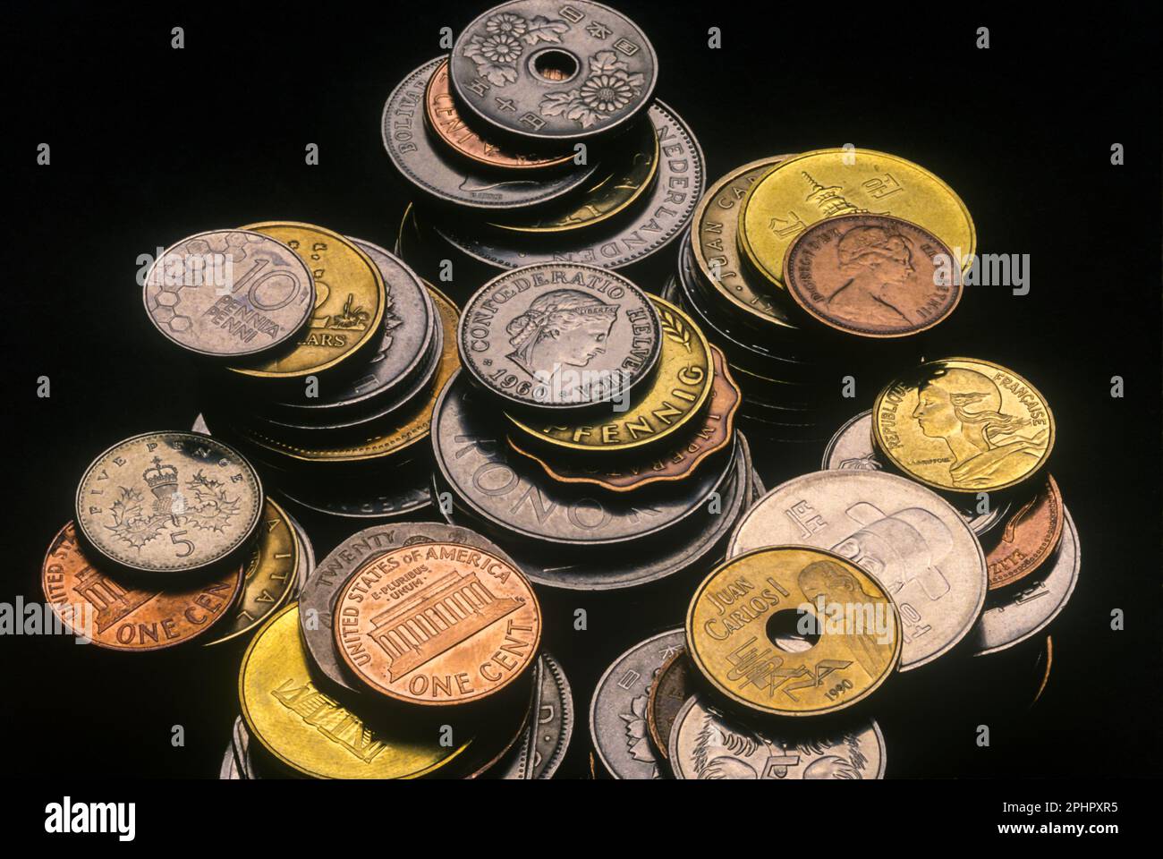 STAPEL VON ALTEN NATIONALMÜNZEN Stockfoto