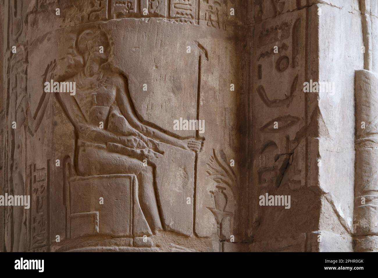Darstellung von Imhotep im Ptolemäischen Tempel in Deir el-Medina, dem Arbeiterdorf am Westjordanland, Luxor, Ägypten Stockfoto